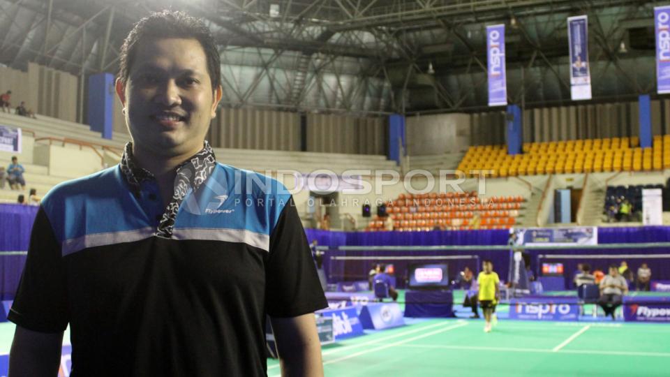 Sampai datang langsung, legenda Indonesia Pemilik ‘Smash 100 Watt,’ Hariyanto Arbi, memberikan wejangan spesial kepada wakil Merah Putih di Vietnam Open 2022. - INDOSPORT